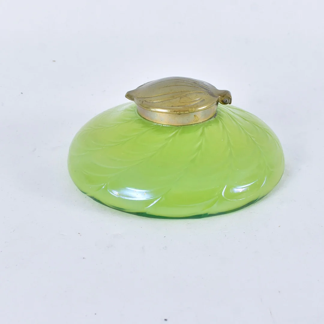 WILHELM KRALIK & SÖHNE. bläckhorn, iriserande glas med mässingsmontage. — Art glass — Halmstads Auktionskammare