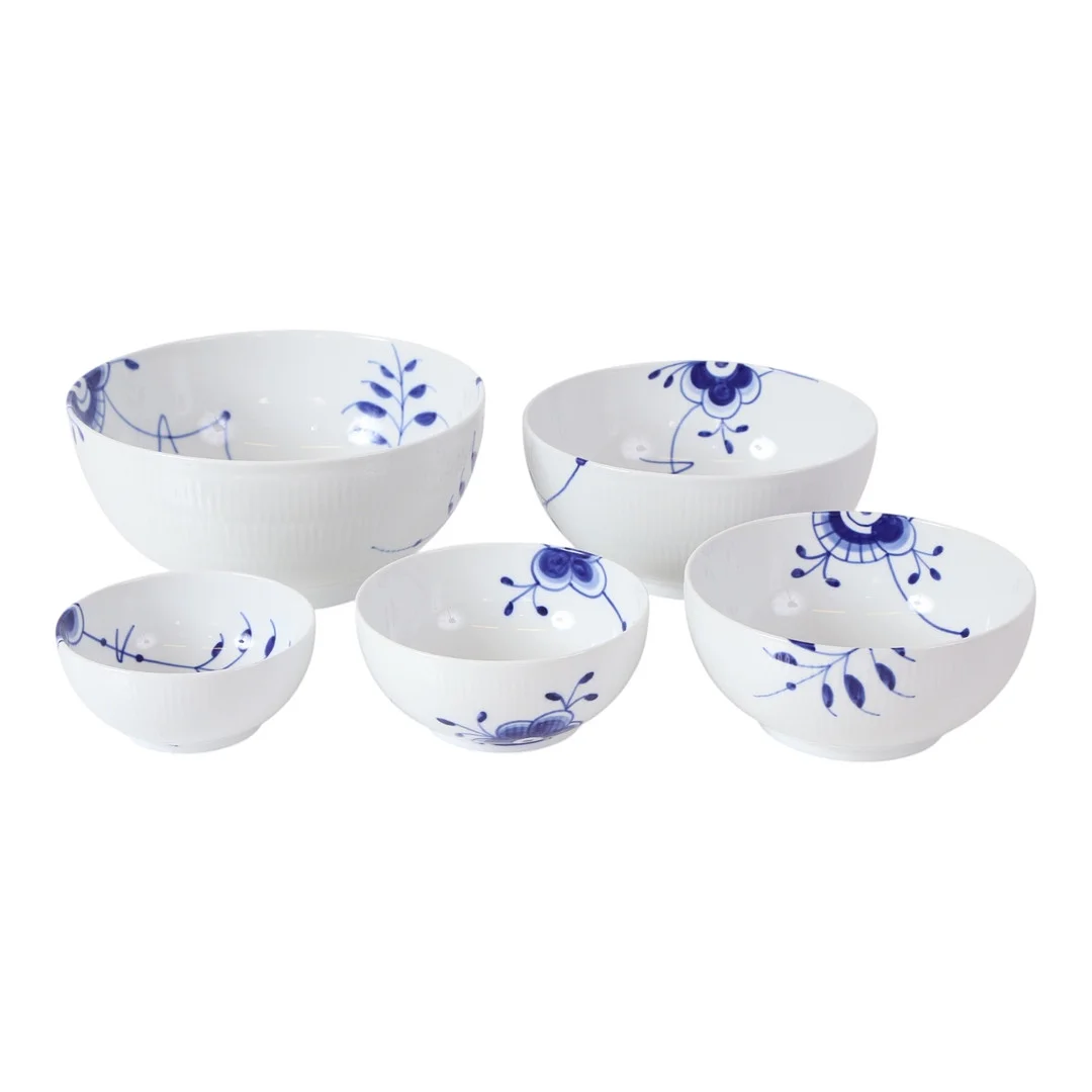 ROYAL COPENHAGEN. Et sæt fem riflede Megamussel skåle af porcelæn, nr. 454-459 (5). — European — Bidstrup Auktioner