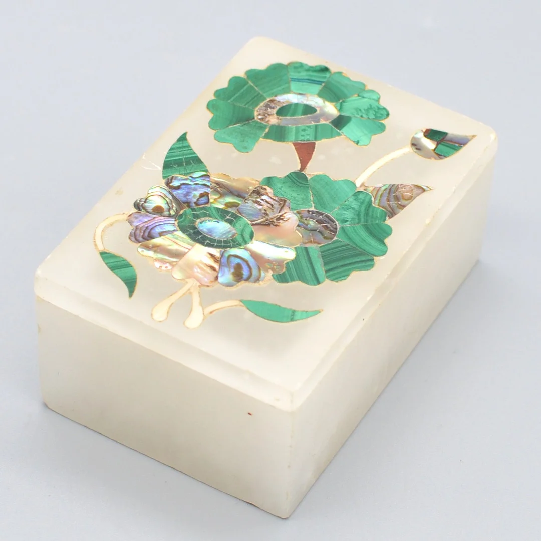 DECKELDOSE AUS WEISSEM MARMOR MIT INTARSIEN, BLUMENDEKOR, MALACHIT- UND ABALONE-EINSATZ, AUS DEM SPÄTEN 20. JAHRHUNDERT. — Other — Kunst- und Auktionshaus Kleinhenz