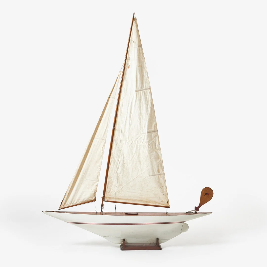 POND YACHT, seglande modell, "Ay, Ay, Ay", mahogny, med bemålat köl, sydda segel, med sin fraktlåda i original, ca 1950-tal. — Technica & Nautica — Stockholms Auktionsverk Fine Art