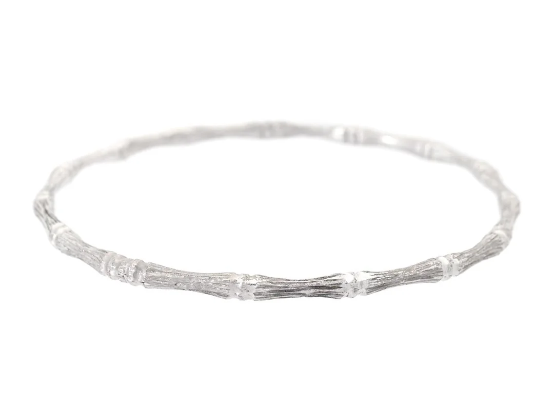 ARMRING, 18K vitguld, i form av bambu, Frankrike, vikt 15,1 g — Smycken/Armring — Kaplans