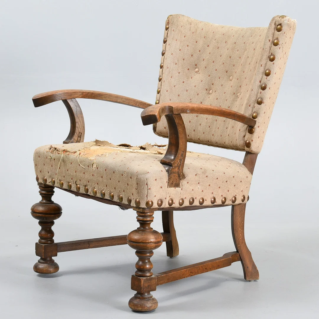 DANSK MØBELSNEDKER Lænestol i massiv bejdset eg. Danmark, starten af 1900-tallet. — Armchairs & Chairs — Sørensen Auktioner