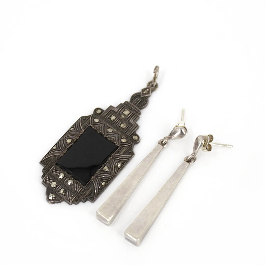 HÄNGE, Art déco, silver med onyx och markasiter, 1920-30 tal. — Jewellery — Höganäs Auktionsverk