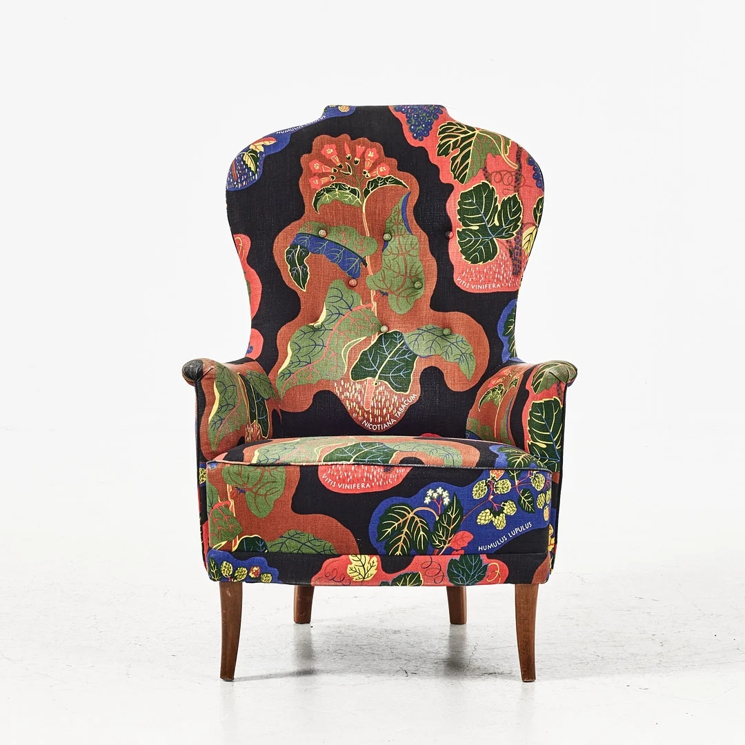 CARL MALMSTEN. Fåtölj, ''Farmor'', klädd i Linneklädsel i Josef Franks "Poison". — Armchairs & Chairs — Stockholms Auktionsverk Magasin 5