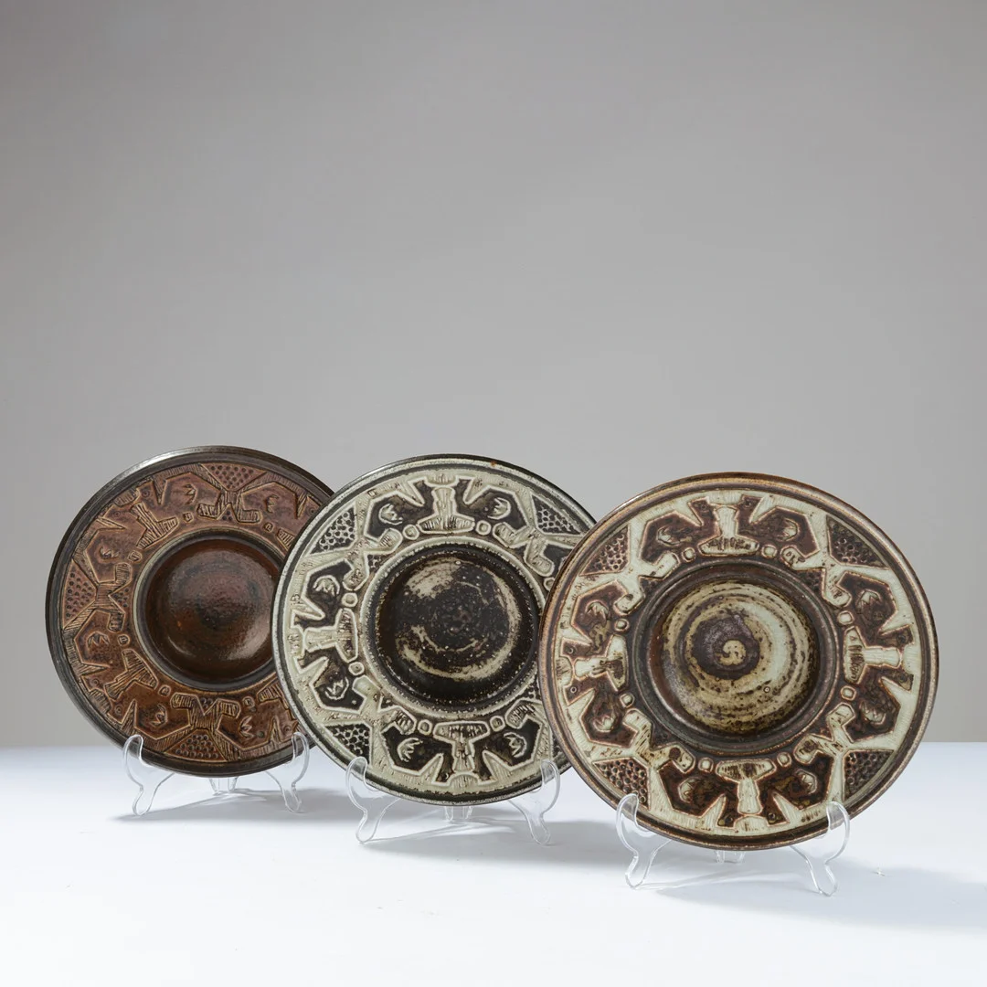JØRGEN MOGENSEN (1922-2004). Sæt af tre glaserede stentøjsfade udsmykket med stiliserede fuglemotiver, modelnr. 21388, Royal Copenhagen, Danmark, (3). — European — Palsgaard Kunstauktioner