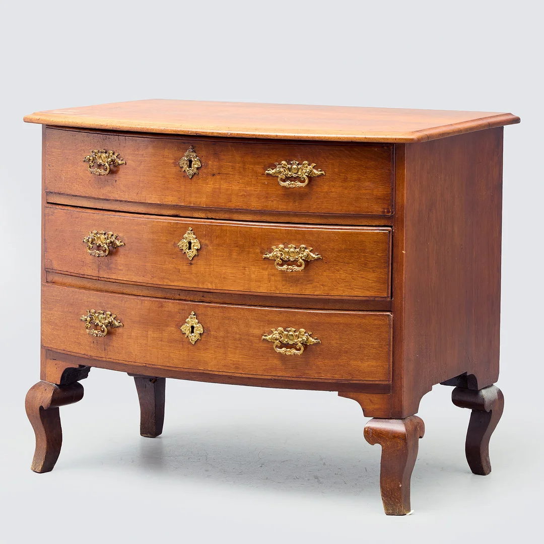BYRÅ. Senbarock, Sverige, 1700-tal. — Chests of drawers — Uppsala Auktionskammare