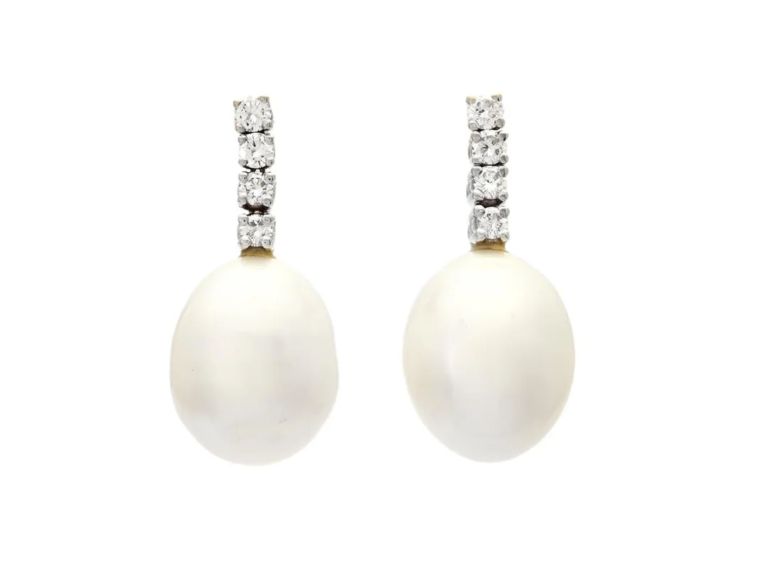 PÄRLÖRHÄNGEN, 18K vitguld, ovala odlade sötvattenspärlor ca 15x12 mm, 8 briljantslipade diamanter ca 0,40 ctv, ca TW/VVS-VS, höjd 25 mm, vikt 8,0 g, stift. — Smycken/Pärlörhängen — Kaplans