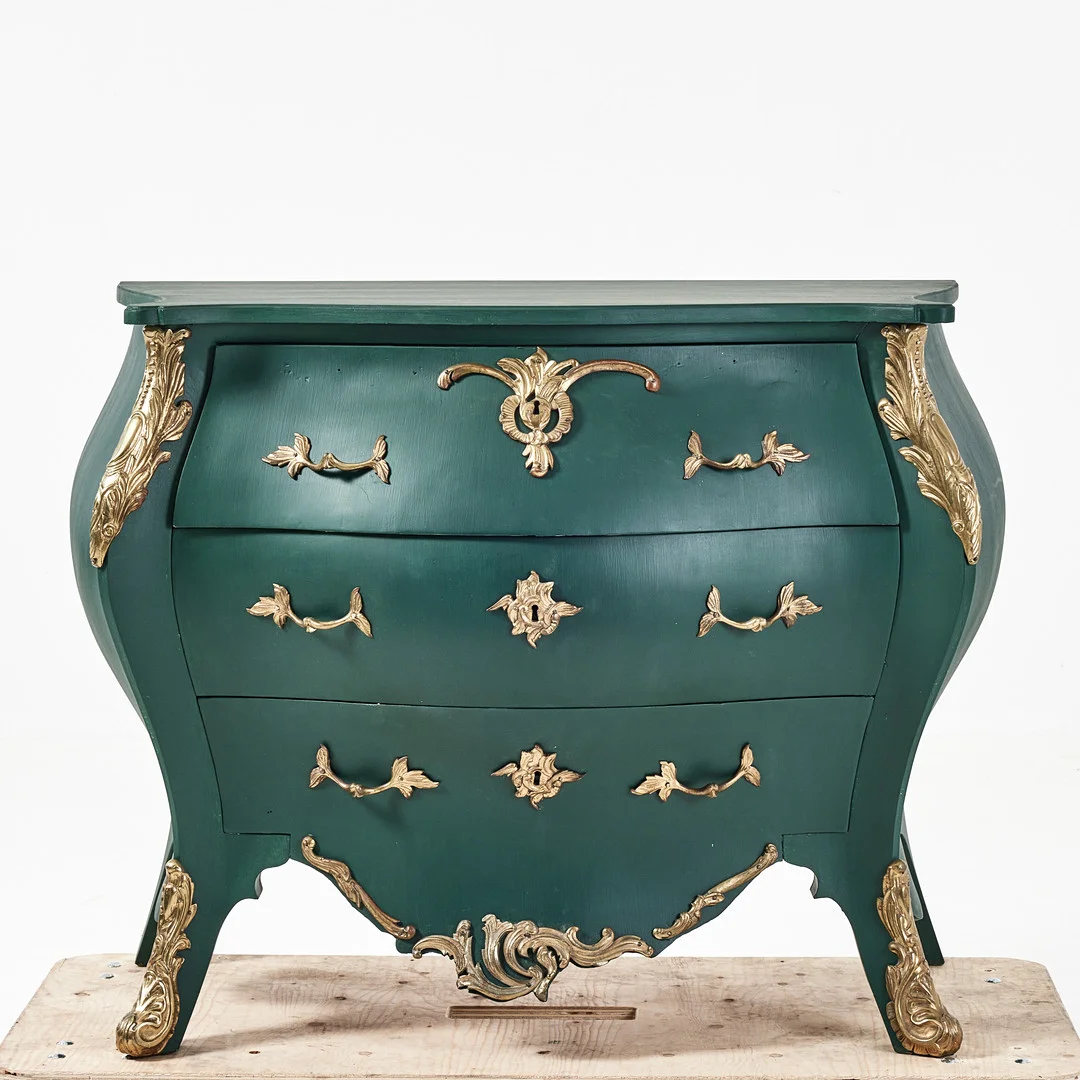 BYRÅ, rokokostil, 1900-talets mitt. — Chests of drawers — Stockholms Auktionsverk Magasin 5