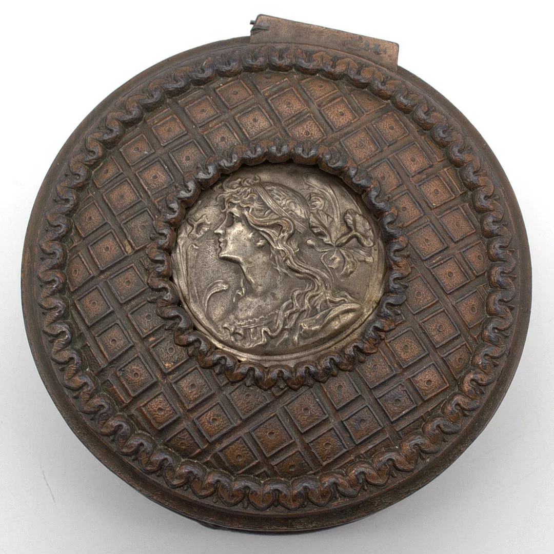SCHMUCKDOSE BRONZE MIT PLASTISCHEM VERSILBERTEN FRAUEN KOPF; NUMMERIERT UM 1900. — Sculptures & Bronzes — Kunst- und Auktionshaus Kleinhenz