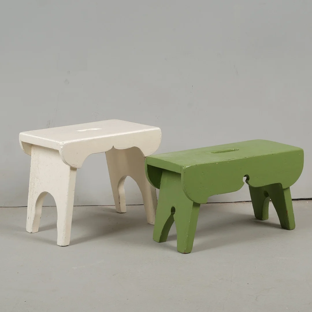 MJÖLKPALLAR, 2 st, målat trä, 18/1900-tal. — Armchairs & Chairs — Auktionsfirma Kenneth Svensson i Kalmar