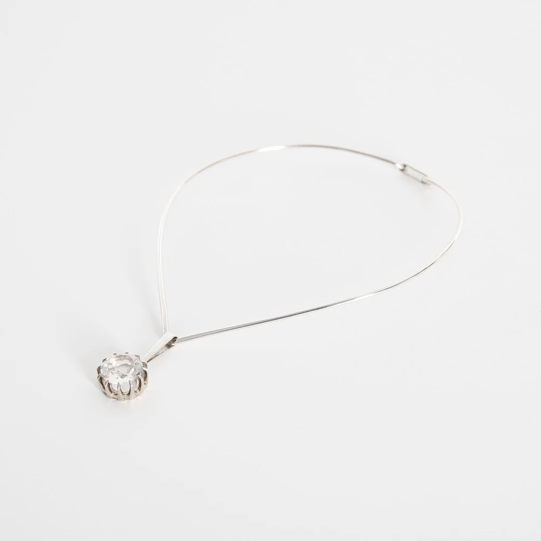 BENGT HALLBERG. Halssmycke, sterlingsilver och bergskristall, 1970-tal. — Necklace — Auktionsverket Engelholm