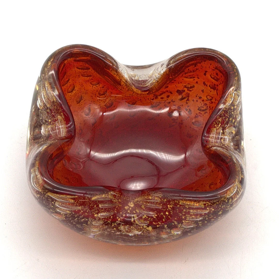 BAROVIER & TOSO. MURANO-GLASSCHALE, ROT-TRANSPARENT MIT GOLDPLATTIERTER FOLIE UND LUFTEINSCHLÜSSEN, ITALIEN, UM 1950. — Art glass — Kunst- und Auktionshaus Kleinhenz