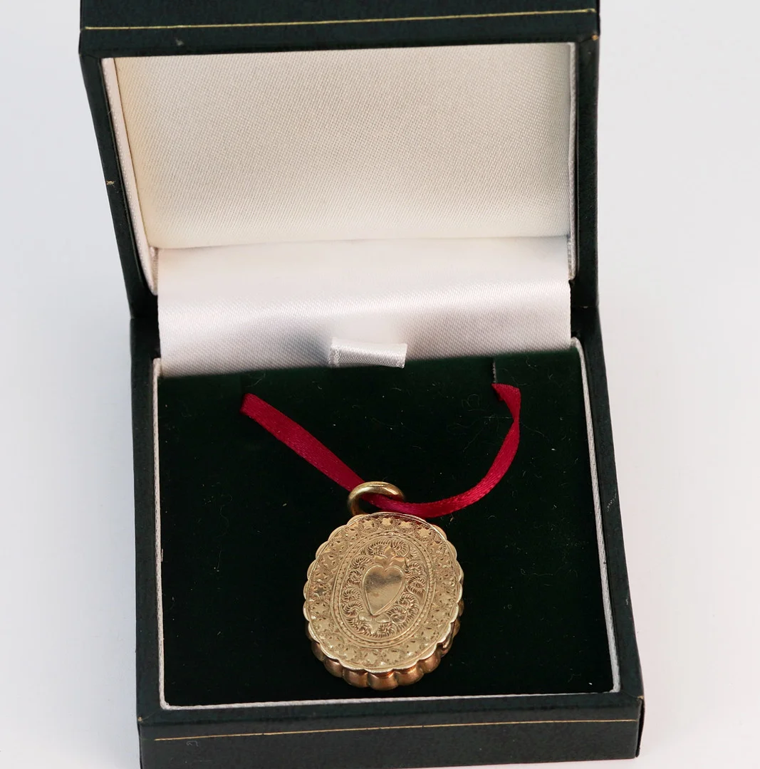 ANTIQUE GOLD LOCKET PENDANT. — Brooches & Pendants — Chalkwell Auctions