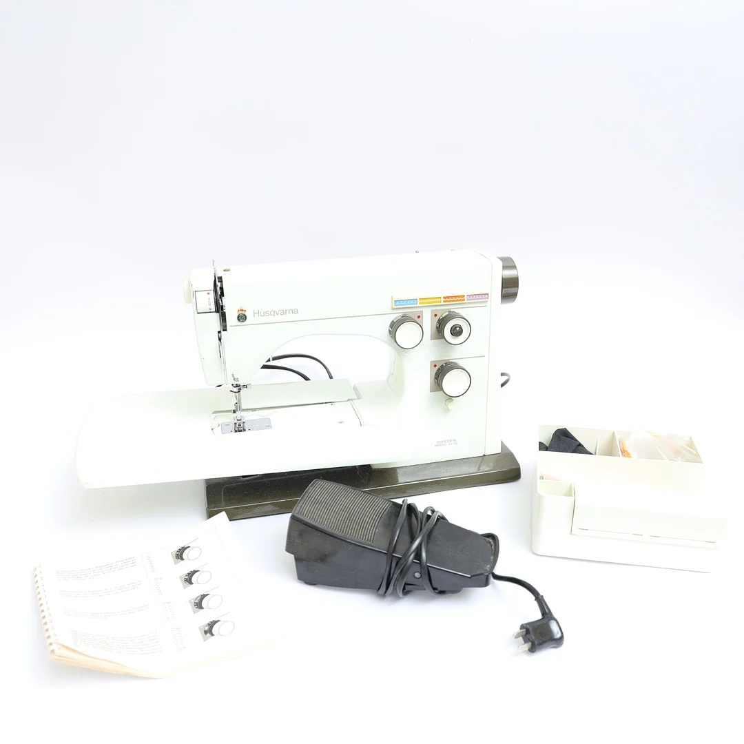SYMASKIN, Husqvarna, Modell 6230. — Modern consumer electronics — Falun Auktionsbyrå