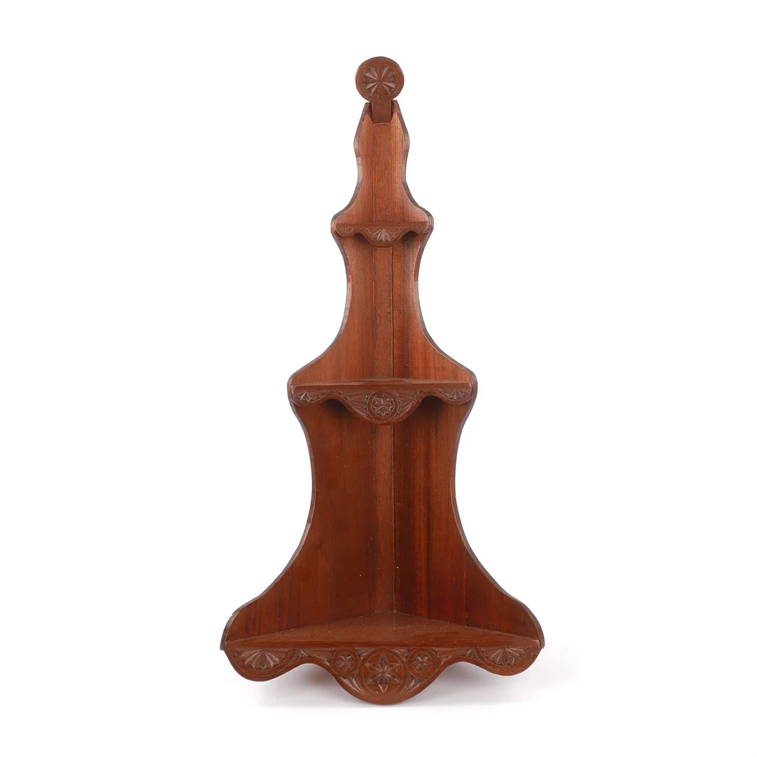 PIPHYLLA, för långpipor, delvis snidat trä, 1900-talets första del. — Cupboards, Cabinets & Shelves — Auktionsfirma Kenneth Svensson i Kalmar