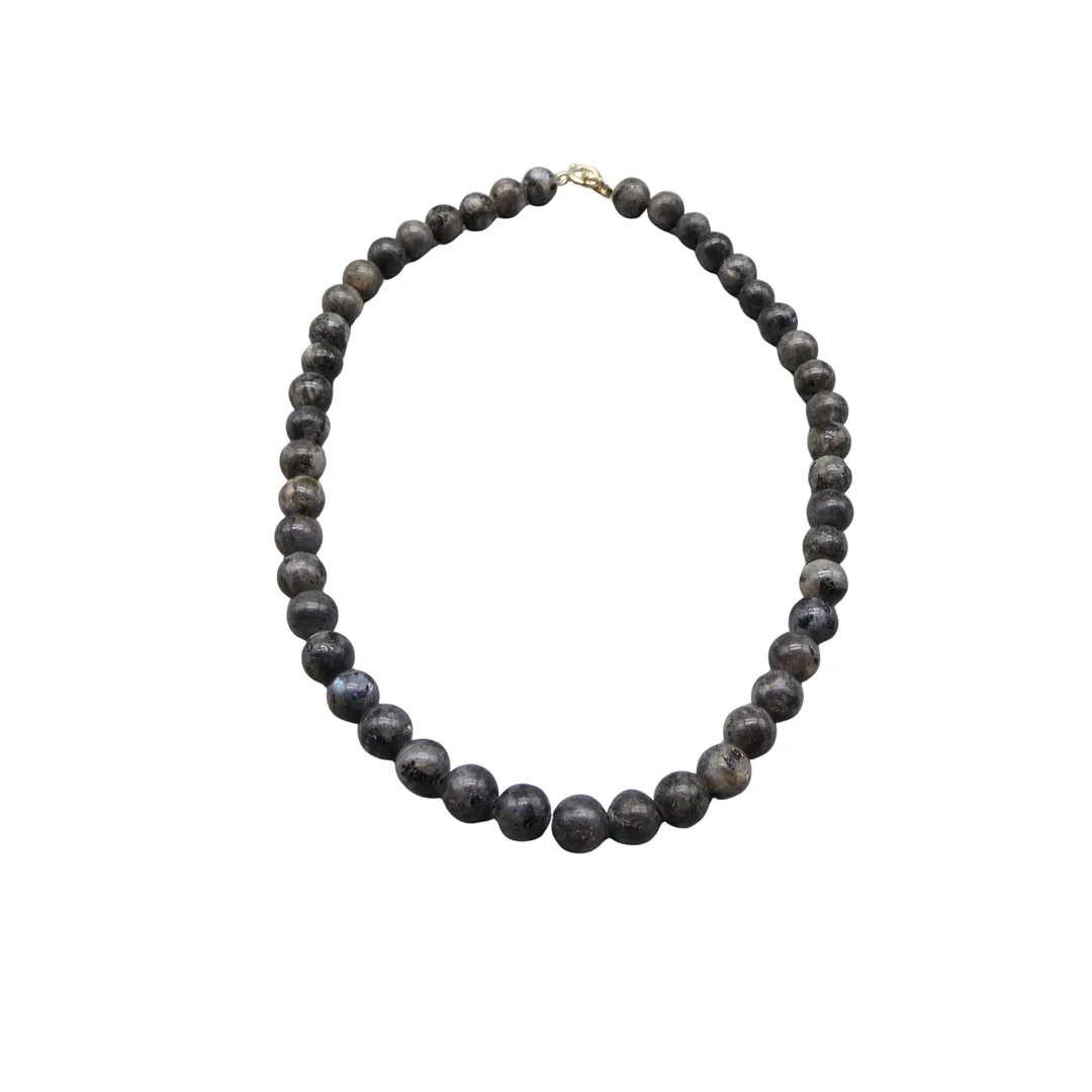 PERLENKETTE AUS LABRADORIT MIT EINEM KARABINERVERSCHLUSS AUS RHODINIERTEM 925ER SILBER. — Necklace — Auktionshaus Stuber's Hammerschlag