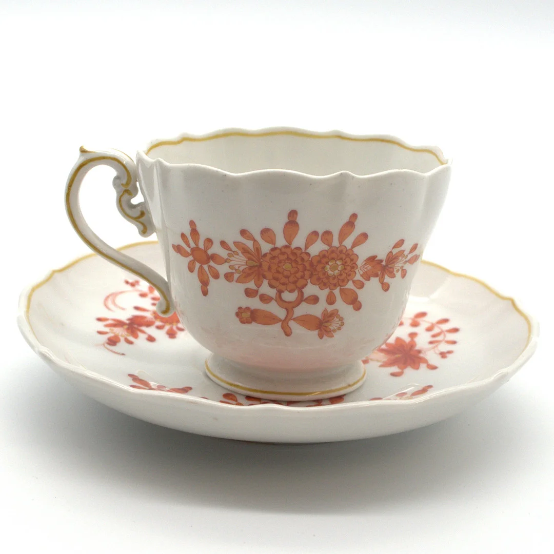MEISSEN. KAFFEETASSE MIT UNTERTASSE, INDISCH REICH KORALLE, 4. WAHL, KNAUFZEIT. — European — Kunst- und Auktionshaus Kleinhenz