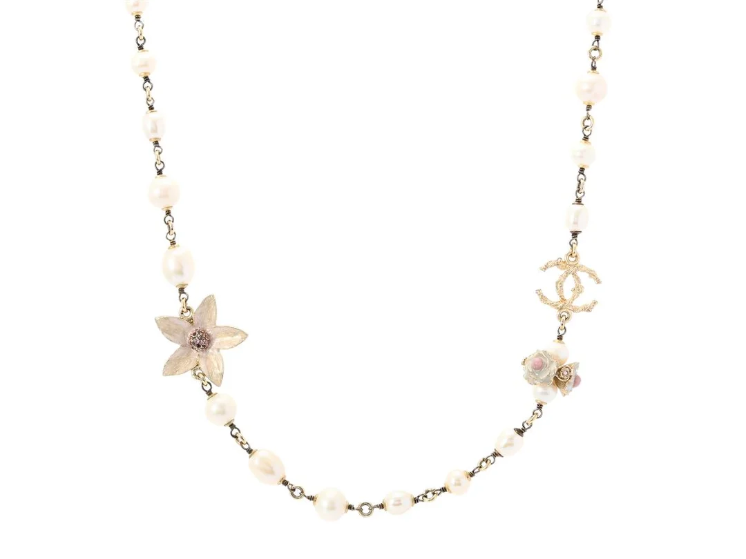 CHANEL, COLLIER, Eternity, vita imitationspärlor, vita, rosa stenar, guldfärgad metall, längd 88-93 cm, märkt 13. C, år 2013, Made in France. Very Good Condition. — Smycken/Collier — Kaplans