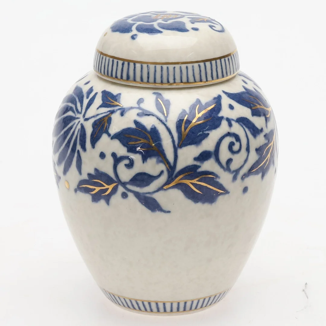 LOCKURNA, keramik, blå floral dekor med förgyllda detaljer, Charlotte Rhead, Bursley Ware, England. — European — Örebro Stadsauktioner