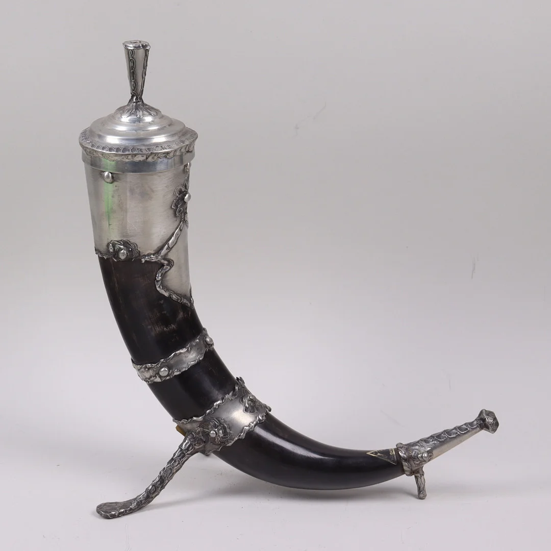 DRYCKES -/YMNIGHETSHORN, horn och tenn, Norge. — Modern Tools — Markus Auktioner