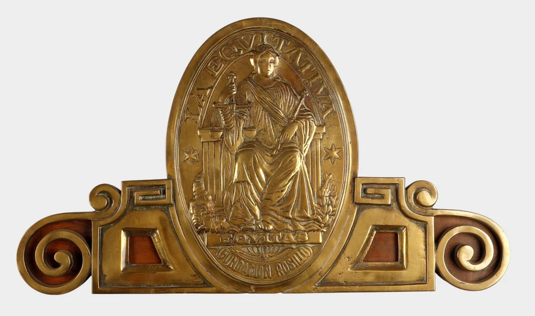 Remate en bajorrelieve de latón de La Equitativa. — Advertising & Signs — Barcelona Auctions