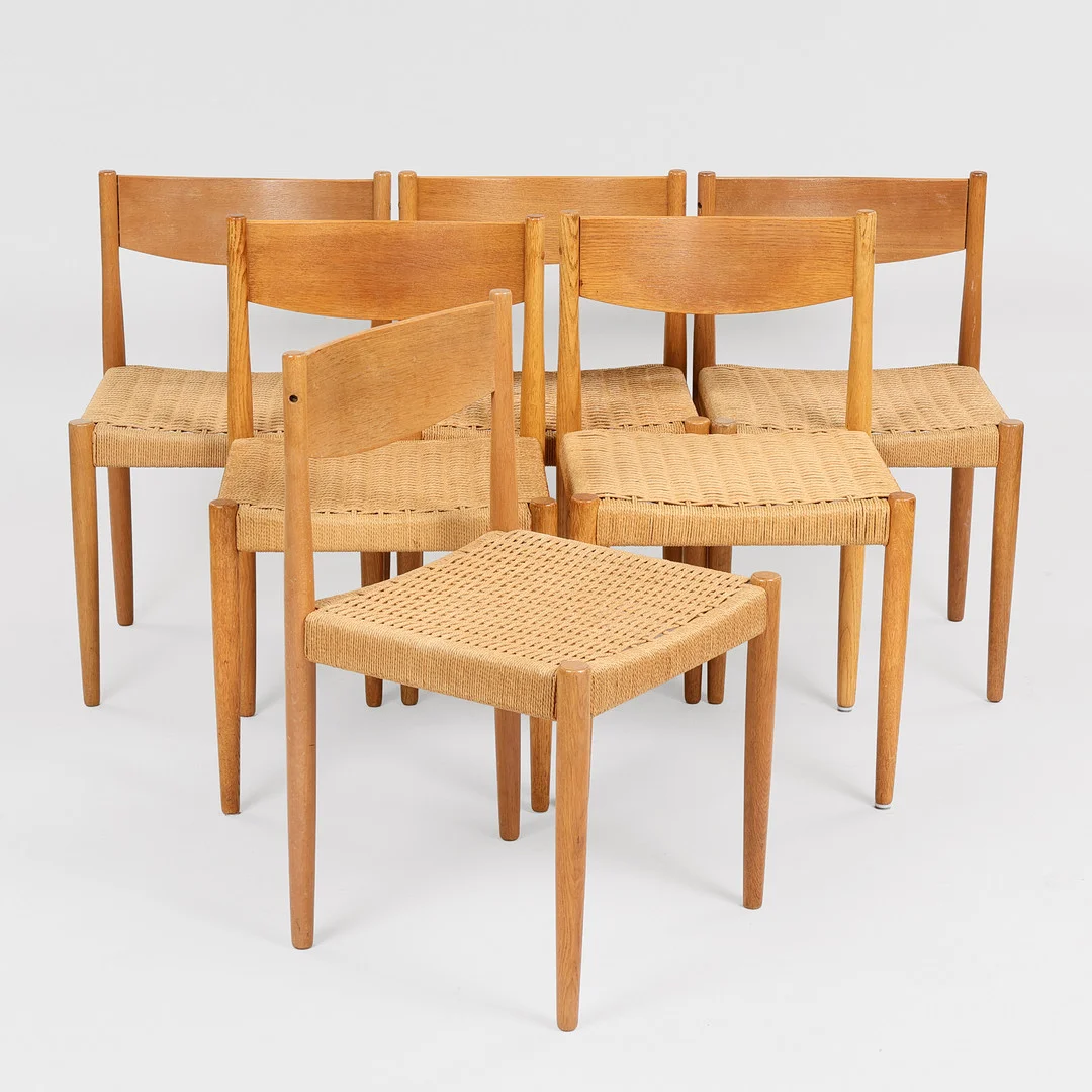 POUL M. VOLTHER (1923-2001). Seks spisestole af massivt egetræ og flettet papirgarn. Fremstillet hos Frem Røjle. 1960'erne. Danmark (6). — Armchairs & Chairs — Palsgaard Kunstauktioner