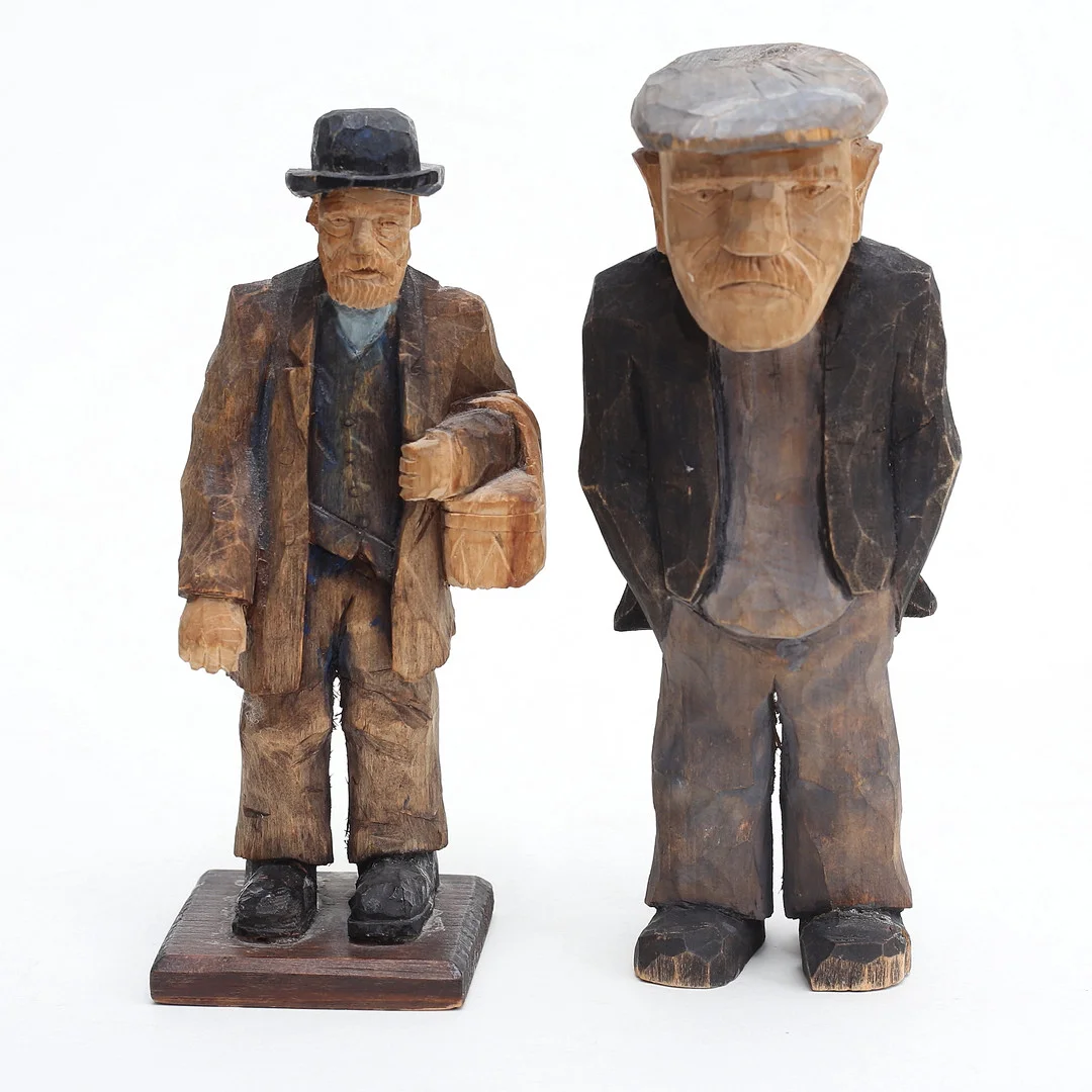 HILMER JOHANSSON. (Döderhult, Oskarshamn) Skulptur, 2 st gubbar, snidat och bemålat trä, signerade. — Sculptures & Bronzes — Auktionshuset Thelin & Johansson