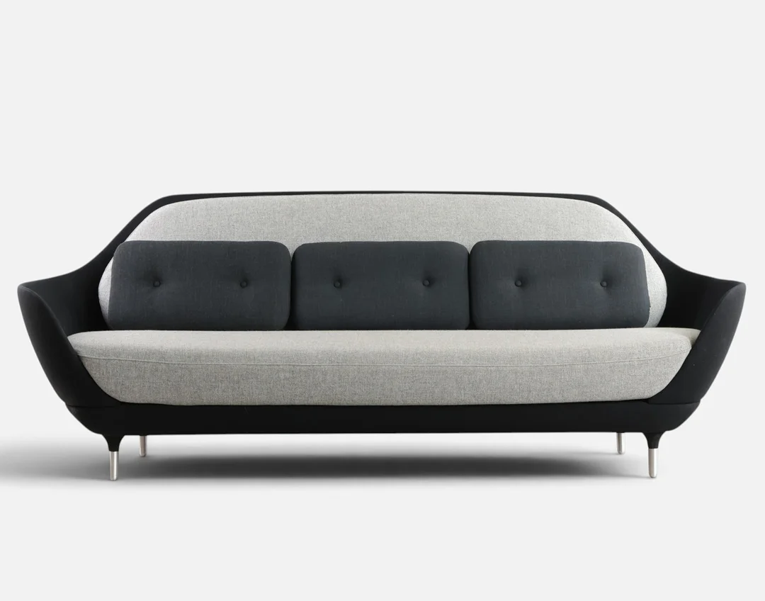 FRITZ HANSEN. “Favn”. Fritstående tre-pers. sofa med runde ben af børstet aluminium. Sider, ryg og sæde betrukket med to-farvet uld. Formgivet i 2011. Udført og mærket hos Fritz Hansen, model 'JH3', Danmark. — Sofas & Seatings — Woxholt Auktionshus