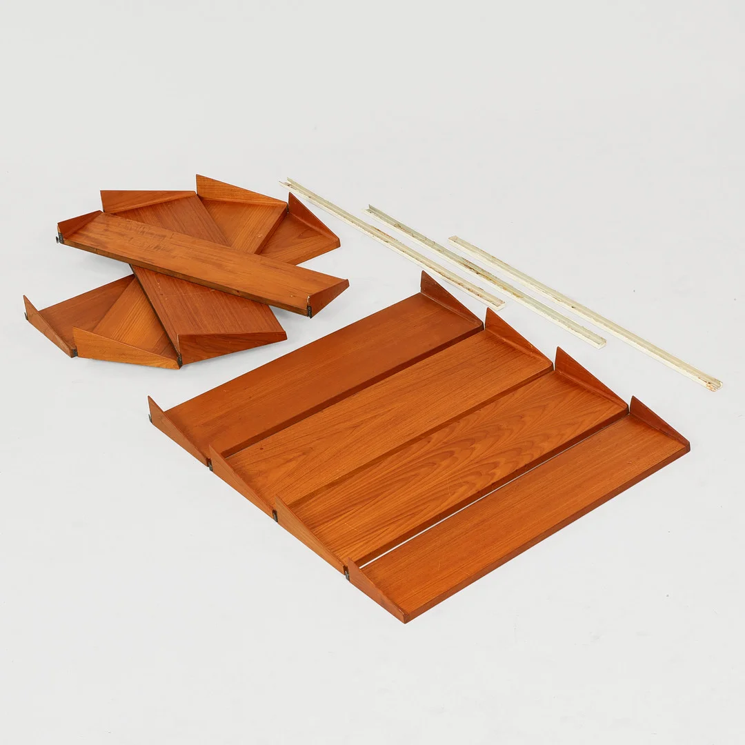 KAI KRISTIANSEN (1929-2022). Væghængt reolsystem af teak, model "FM", Feldballe Møbelfabrik, Danmark, 1960'erne, (8+3). — Cupboards, Cabinets & Shelves — Palsgaard Kunstauktioner