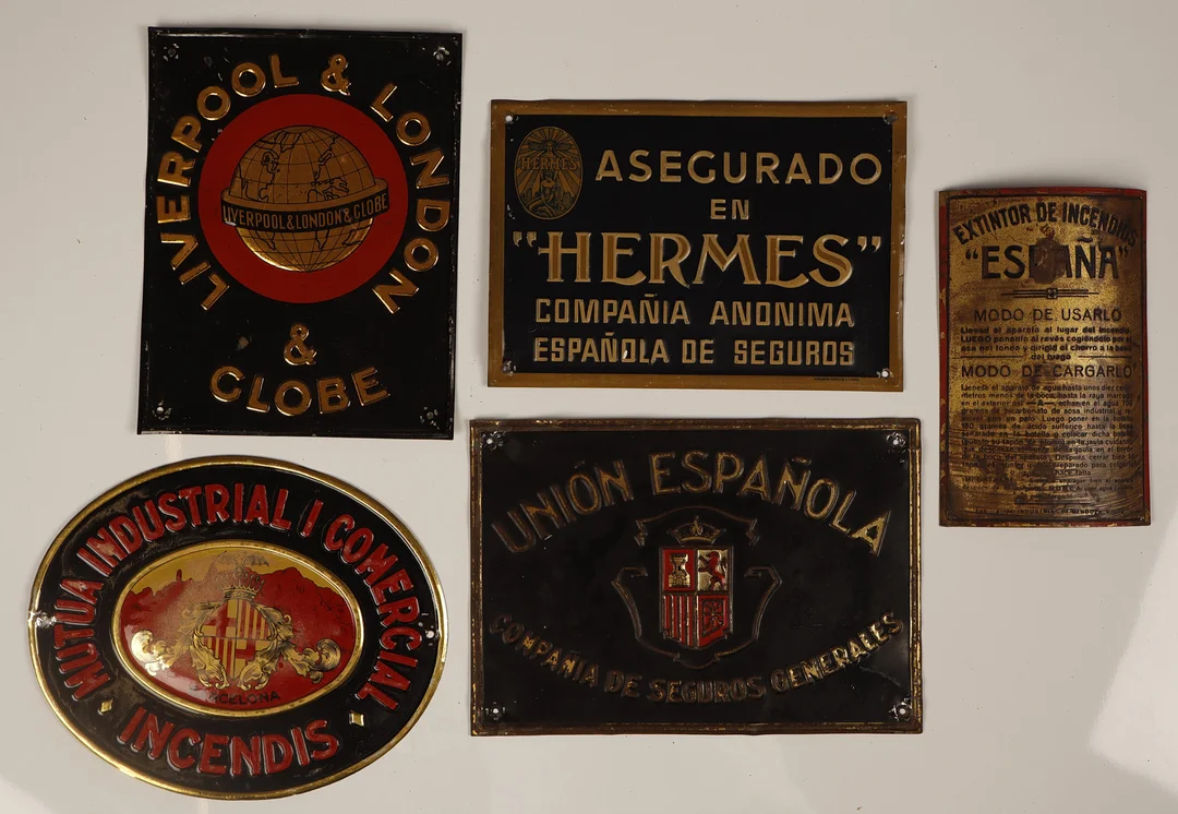 Mútua Industrial i Comercial Incendis y otros, 4 placas publicitarias en hojalata estampada y pintada y 1 placa de extintor. — Other collectables — Barcelona Auctions