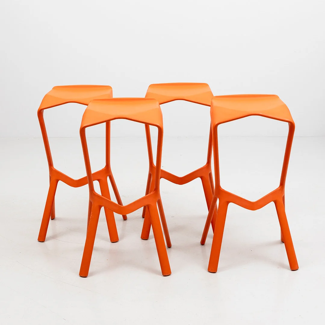 KONSTANTIN GRCIC. Barstolar, 4 st, "Miura", orange polypropelen, PLANK, Italien, 2000-tal. — Armchairs & Chairs — Auktionshuset Kolonn