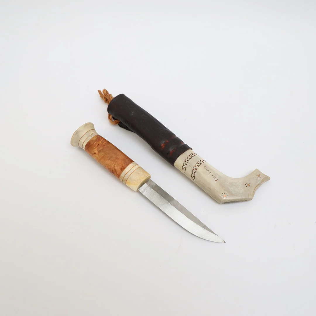 KNIV MED SLIDA, Samearbete, handtag av horn och trä, slida av läder, signerad P.U.W, slida med skuren och färgad dekor. — Edged weapons — Falun Auktionsbyrå