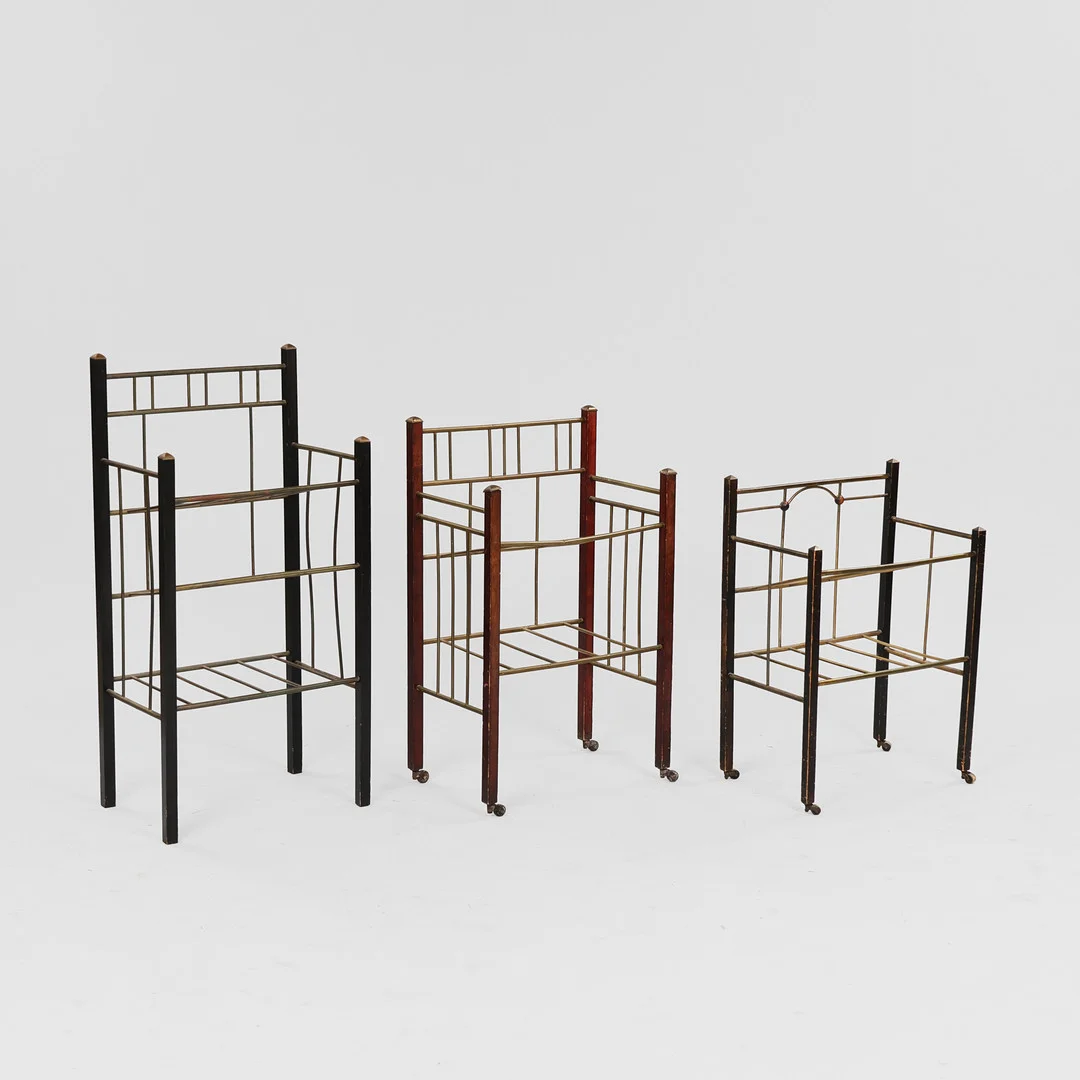 Tre nodestativer af træ og messing, 1900-tallets begyndelse. (3). — Other — Palsgaard Kunstauktioner