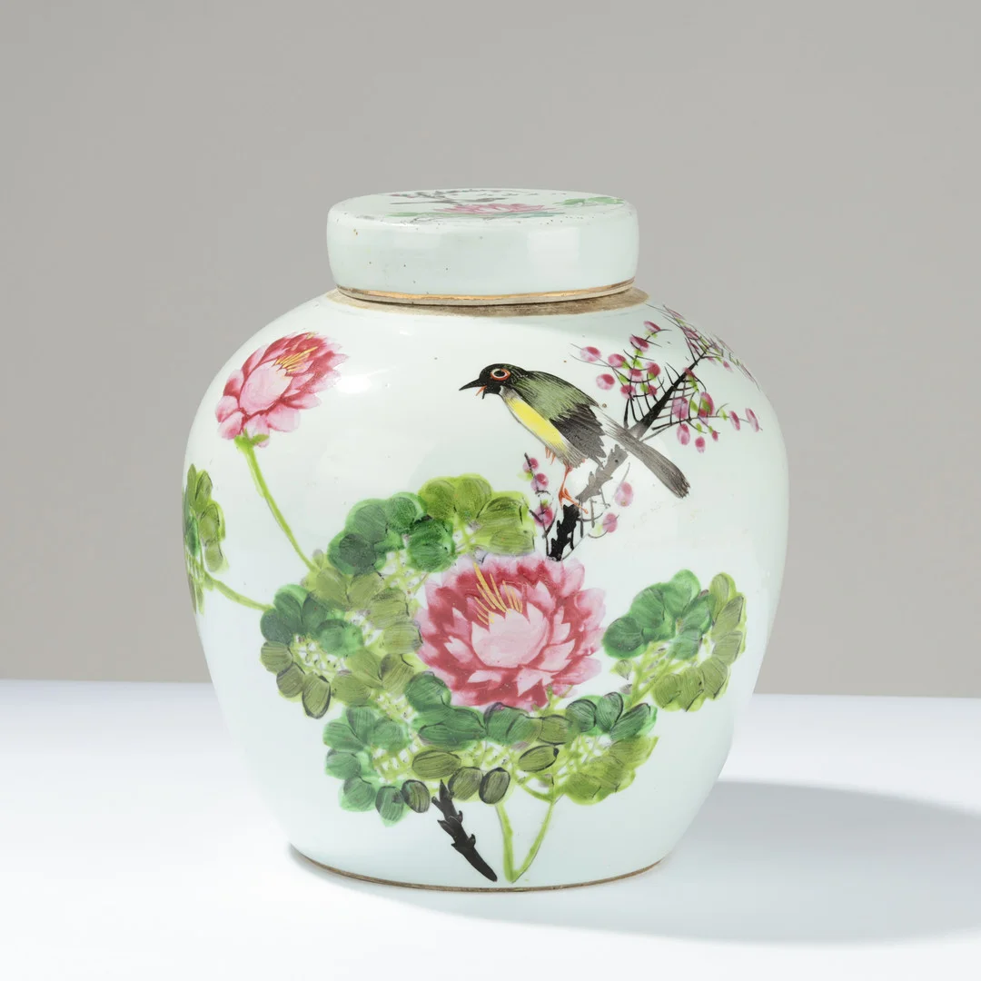 Kinesisk bojan af porcelæn, polykrom dekoration med blomster og fugle, 1900 tallets første halvdel. — Oriental — Palsgaard Kunstauktioner