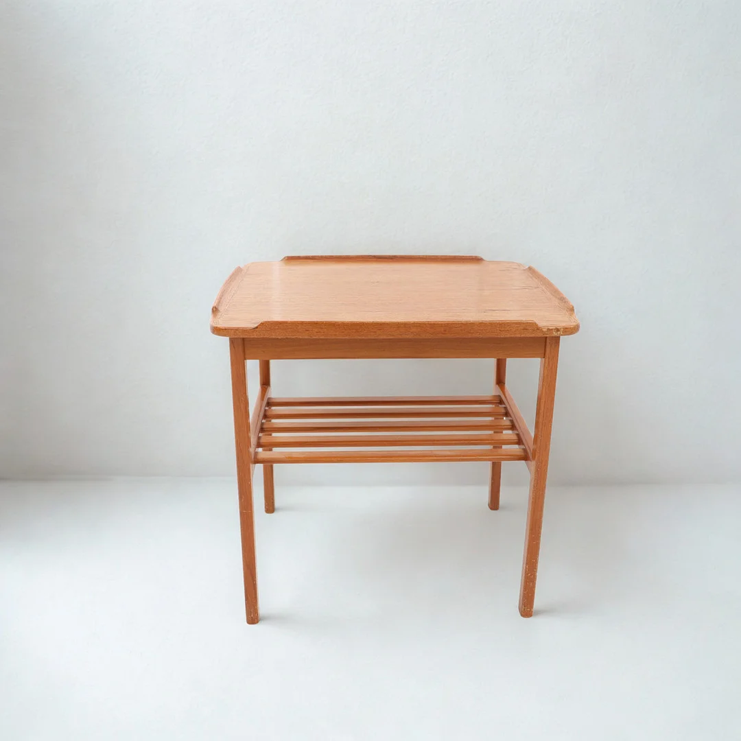 BORD, 1950-1960-tal, teak, med sarg, undertill med tidskriftshylla. — Tables — Falun Auktionsbyrå