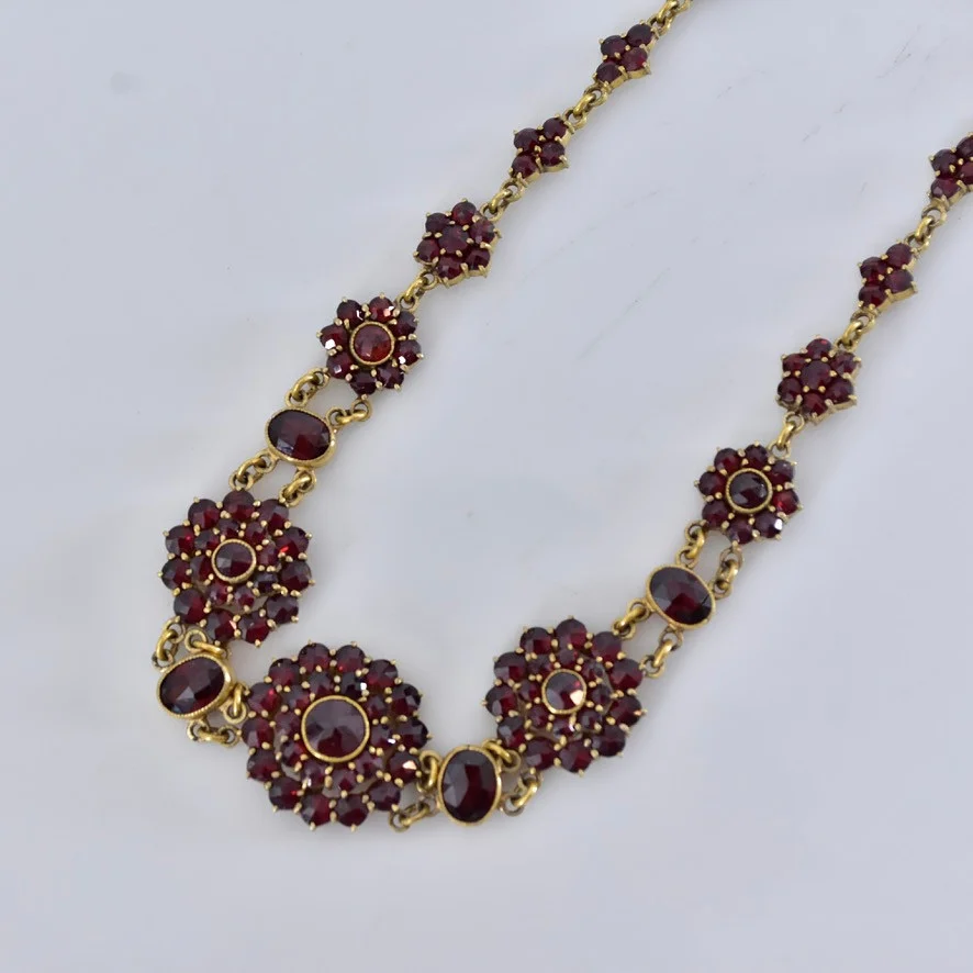 HALSCOLLIER, med granater, förgyllt metall. — Necklace — Halmstads Auktionskammare