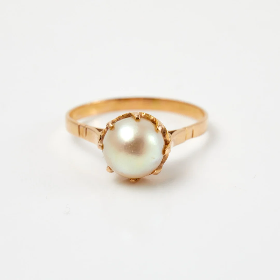 RING, 18 k guld, en odlad saltvattenspärla, utländska stämplar. — Rings — Stockholms Auktionsverk Sickla