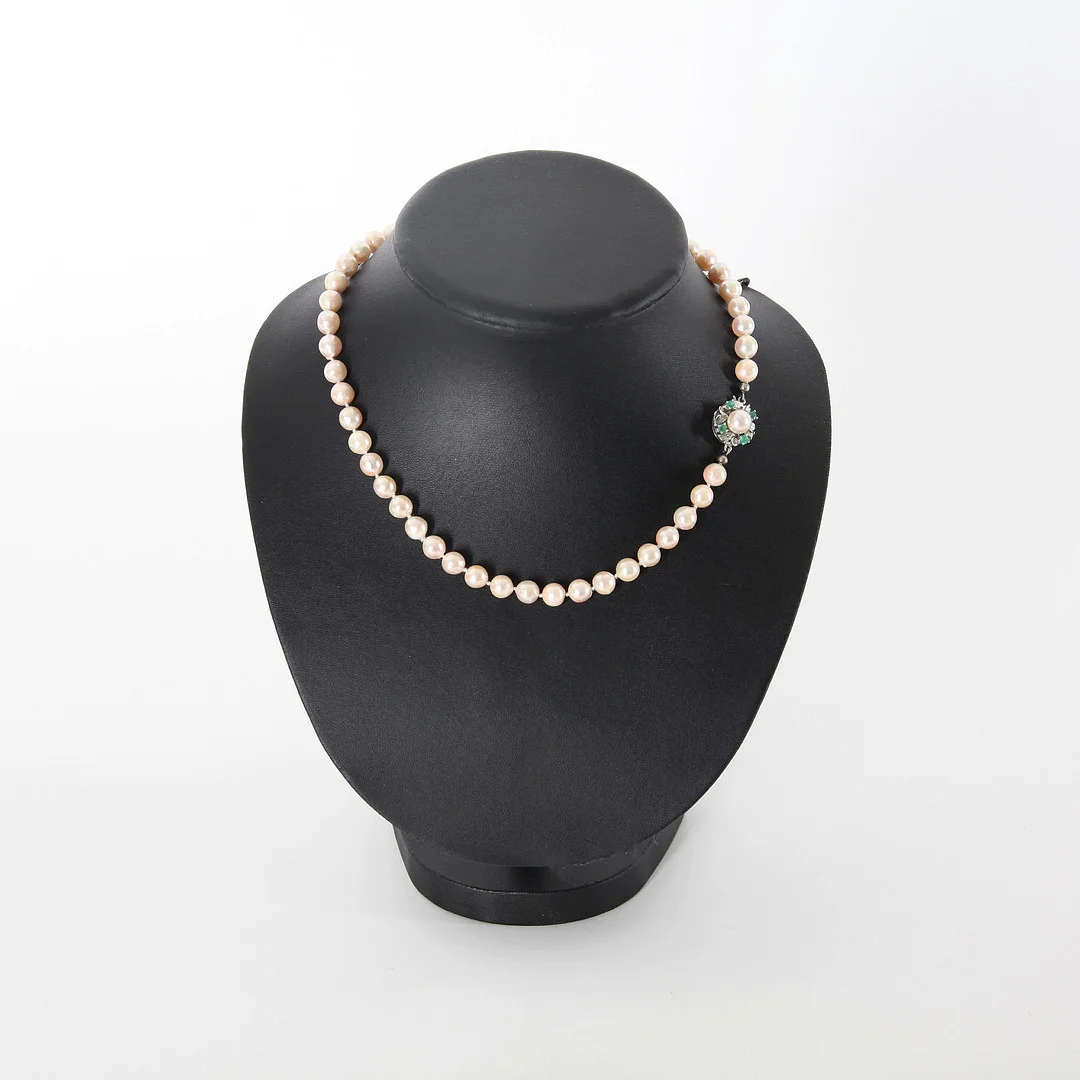 PÄRLCOLLIER MED GULDLÅS OCH SMARAGDER, JKa Köhle, Tyskland. — Necklace — Auktionsverket Engelholm