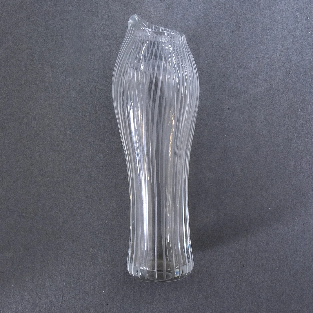 TAPIO WIRKKALA. miniatyrvas, slipat glas, Iittala "VARSANJALKA". — Art glass — Halmstads Auktionskammare
