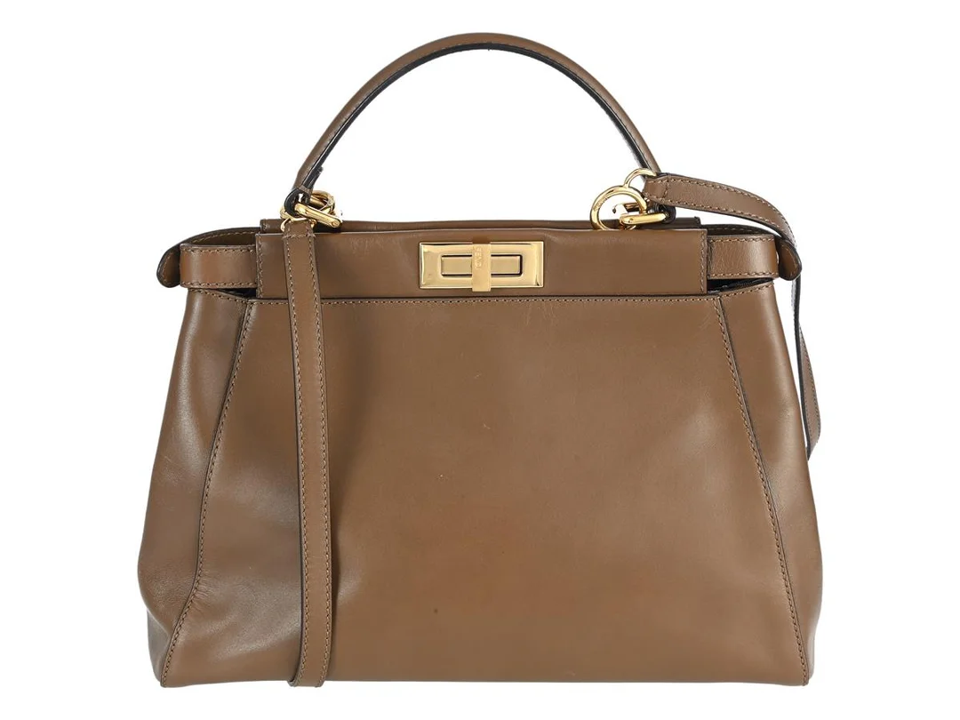FENDI, VÄSKA, Medium Peekaboo Iconic Satchel, brunt kalvskinn, guldfärgade beslag, 34x24x11 cm, avtagbar axelrem. Very Good Condition. — Accessoarer/Väskor — Kaplans