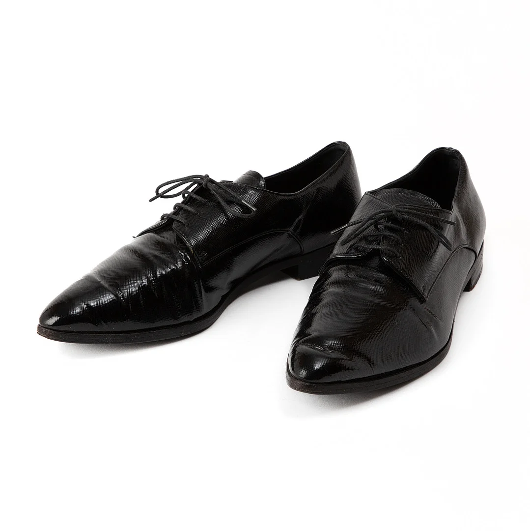 PRADA. Skor, patenterat saffianoläder. — Vintage & Designer Fashion — Stockholms Auktionsverk Göteborg