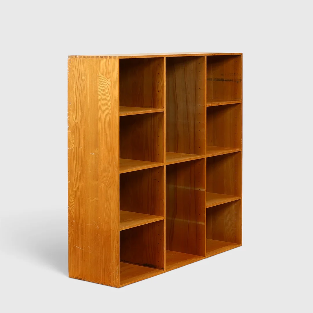 JARL HEGER (1929-1998). Bogreol af massiv elm, Jason Møbler, Danmark, formgivet 1959. — Cupboards, Cabinets & Shelves — Palsgaard Kunstauktioner