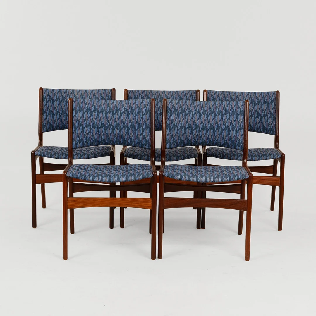 ERIK BUCK. Et sæt på fem spisebordsstole af mahogni, sæde og ryg betrukket med møbelstof, model nr. 89, Anderstrup Møbelfabrik, Danmark, ca. 1960'erne, (5). — Armchairs & Chairs — Palsgaard Kunstauktioner