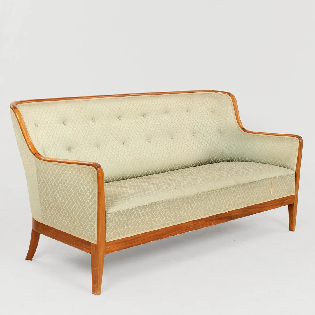 JACOB KJÆR. TILSKREVET. Fritstående tre-pers. sofa af mahogni, 1950'erne, Danmark. — Sofas & Seatings — Palsgaard Kunstauktioner