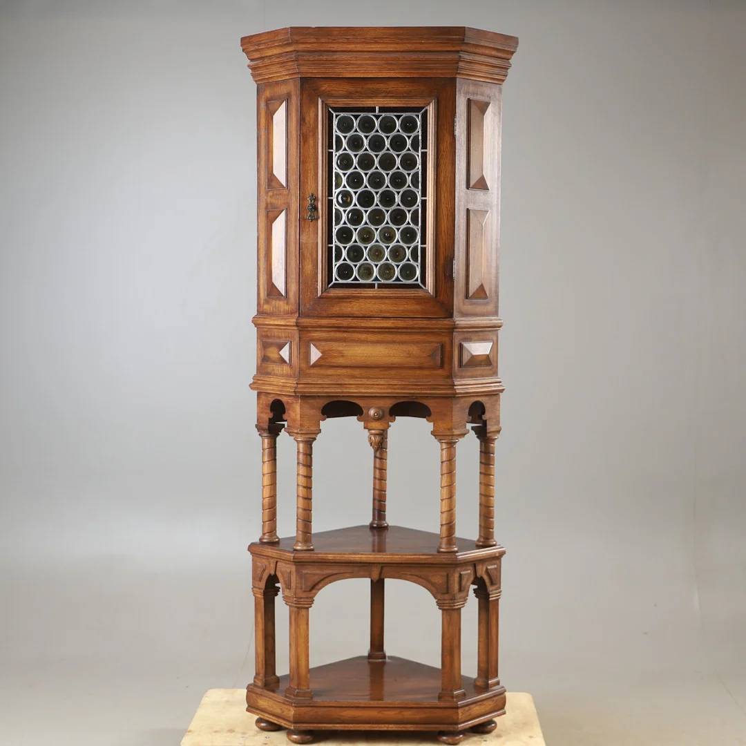HÖRNSKÅP, ek med blyinfattat glas, 1900-talets andra hälft. — Cupboards, Cabinets & Shelves — Helsingborgs Auktionskammare