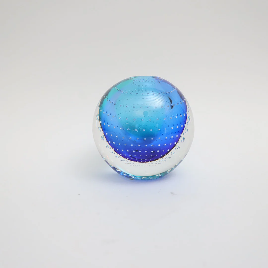 ERIKA LAGERBIELKE. Vas, Orrefors, flerfärgat konstglas med bubblor, signerad. — Art glass — Falun Auktionsbyrå