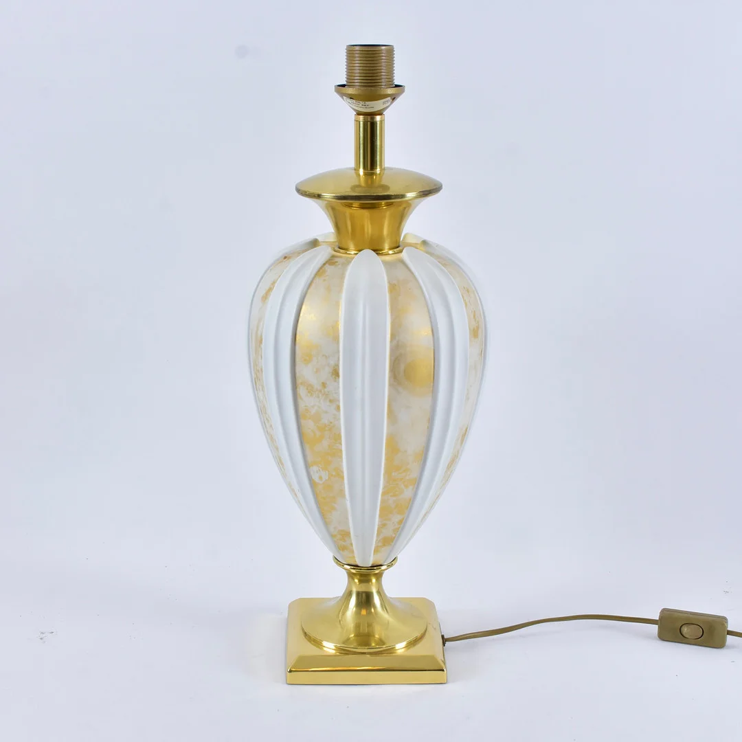 BORDSLAMPA, porslin/mässing, Sulta. — Table Lamps — Halmstads Auktionskammare