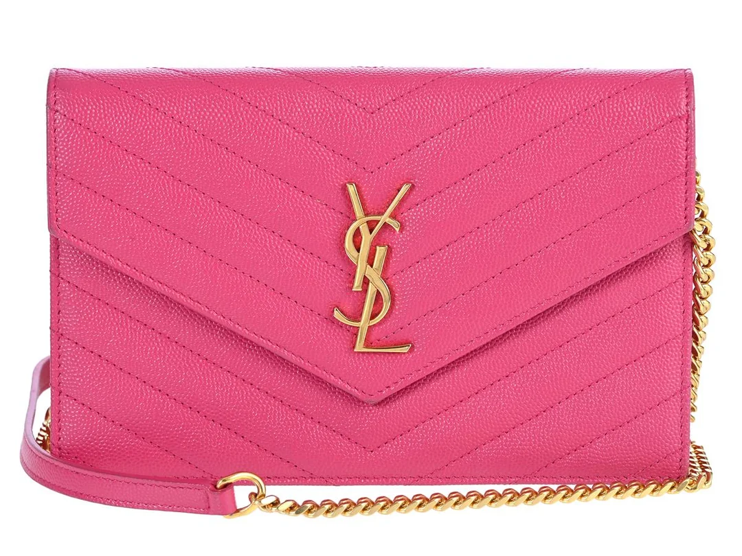 SAINT LAURENT, VÄSKA, Cassandre Envelope Chain Wallet, rosa Grain De Poudre läder, guldfärgade beslag, 19x13x3,5 cm. Good Condition. — Accessoarer/Väskor — Kaplans