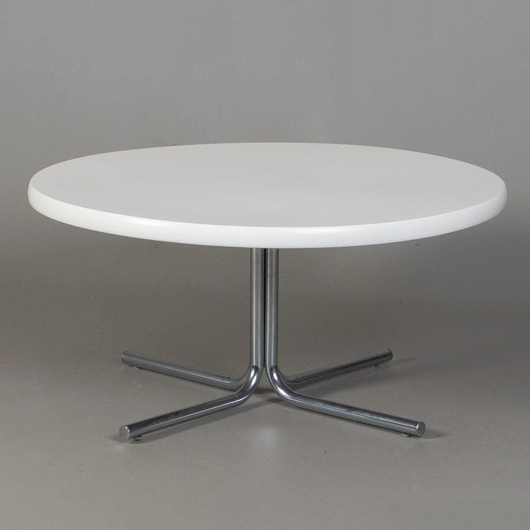 SOFFBORD, runt med stålben, 1970-80-tal. — Tables — Laholms Auktionskammare