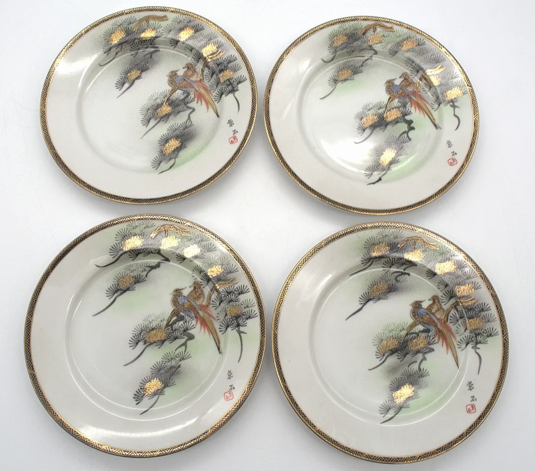 SET AUS VIER PORZELLAN TELLERN HANDBEMALT IM KUTANI-STIL JAPAN 20. JAHRHUNDERT. — Ceramics & Porcelain — Kunst- und Auktionshaus Kleinhenz